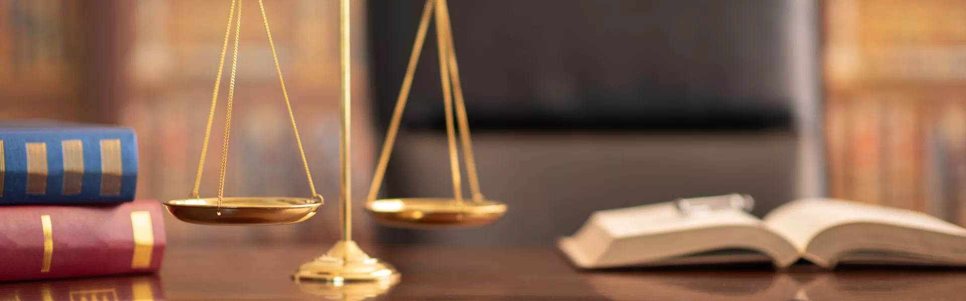 waga i książki prawnicze