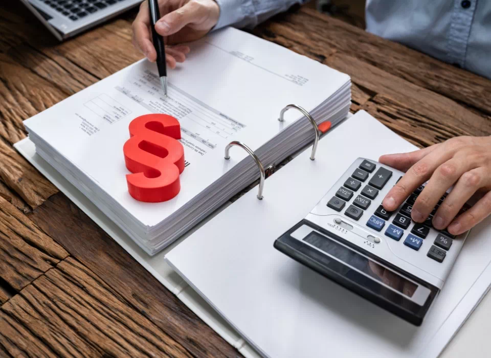 prawnik liczący na&nbsp;kalkulatorze